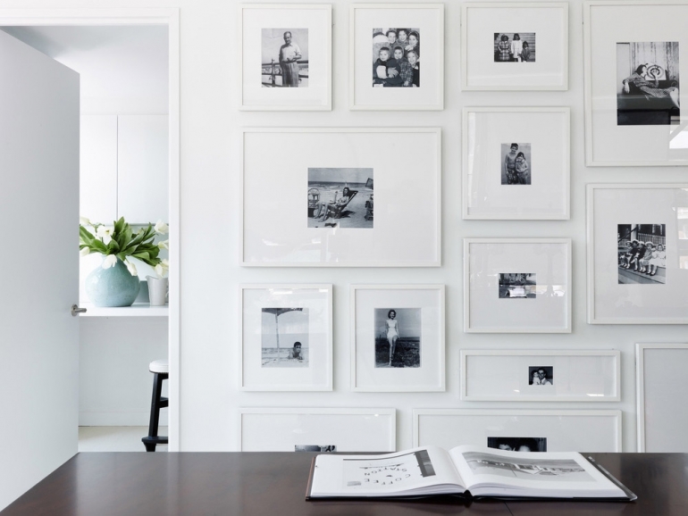 5 Gallery Wall Ideas to Hang Up Your Family Photos For the Holidays 