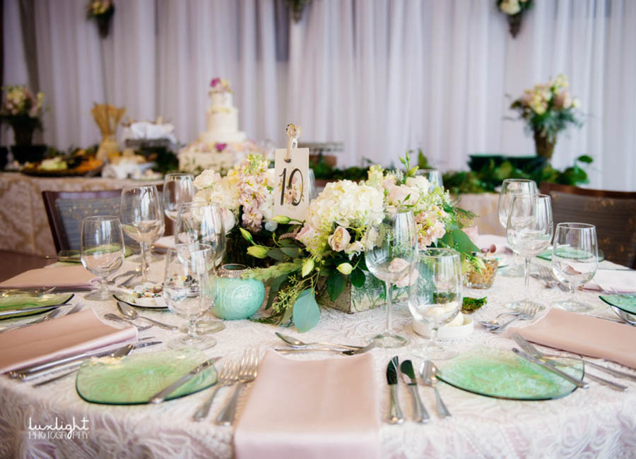 rose-and-arcadia-green-wedding-table-setting