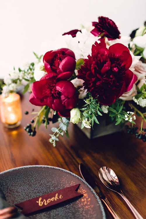 table-setting-decor-flowers-red-white-wine