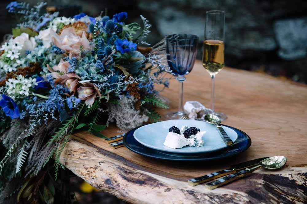 wedding-winter-blue-bouquet-vintage-moody