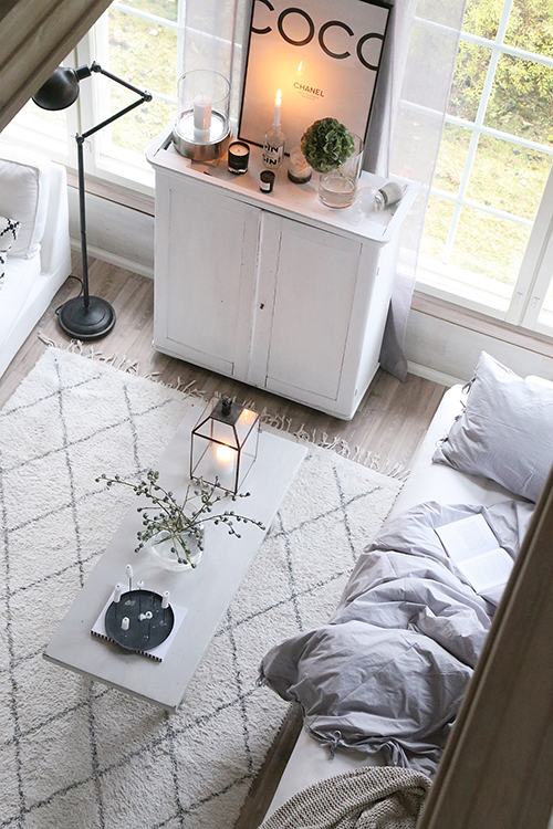 living-room-decor-interior-white-simple-rug-berber