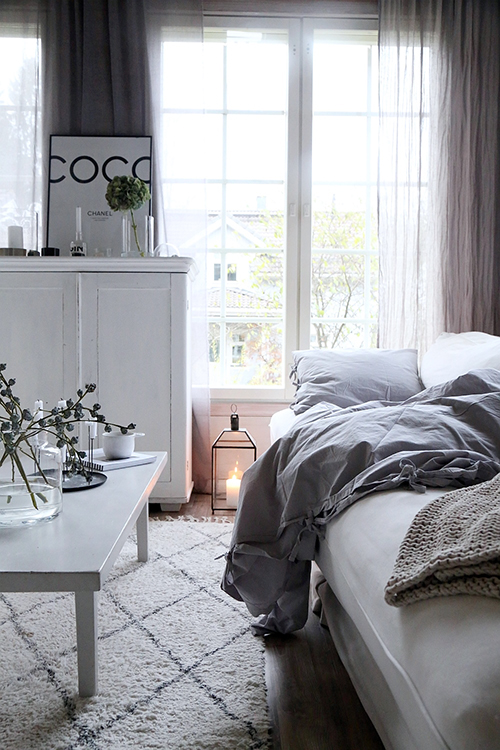 living-room-white-grey-sofa-window-rug